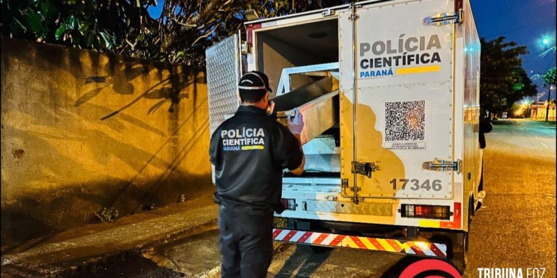 Filha vela o corpo da mãe em casa após longa espera por remoção e passa a noite ao lado do corpo Filha vela o corpo da mãe em casa após longa espera por remoção e passa a noite ao lado do corpo
