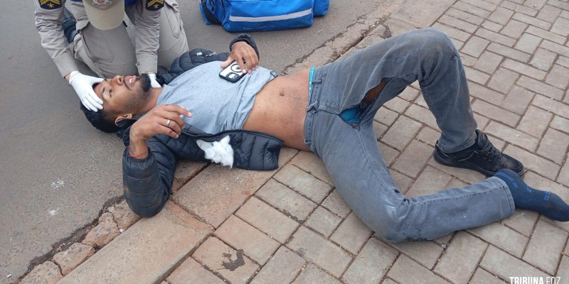 Motociclista é socorrido pelo Siate após colisão na Rua Golfinho no Bairro Porto Meira Motociclista é socorrido pelo Siate após colisão na Rua Golfinho no Bairro Porto Meira