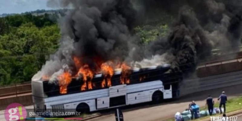 Ônibus de compristas pega fogo na BR 277 entre Matelândia e o Distrito Agro Cafeeira Ônibus de compristas pega fogo na BR 277 entre Matelândia e o Distrito Agro Cafeeira
