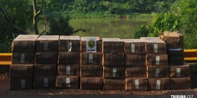 Polícia Militar apreende 31 caixas de cigarros contrabandeados às margens do Rio Iguaçu Polícia Militar apreende 31 caixas de cigarros contrabandeados às margens do Rio Iguaçu