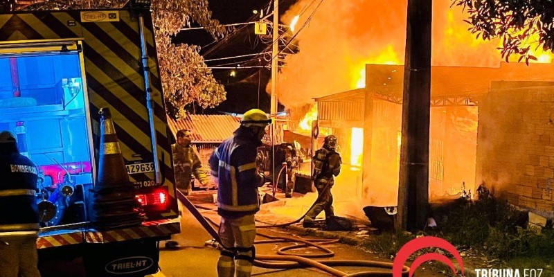 Três incêndios a residências mobilizam o Corpo de Bombeiros na noite de quinta-feira  Três incêndios a residências mobilizam o Corpo de Bombeiros na noite de quinta-feira