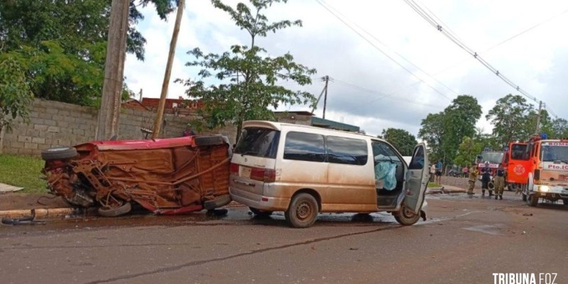 Veiculo capota após colisão em Puerto Iguazu, na Argentina Veiculo capota após colisão em Puerto Iguazu, na Argentina