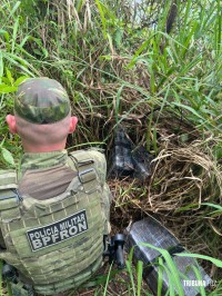 BPFRON e Polícia Federal apreendem 98,5 Kg de maconha às margens do Rio Paraná em Foz do Iguaçu BPFRON e Polícia Federal apreendem 98,5 Kg de maconha às margens do Rio Paraná em Foz do Iguaçu