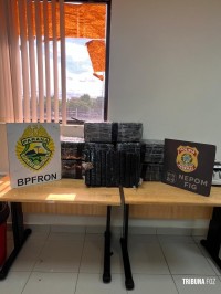 BPFRON e Polícia Federal apreendem 98,5 Kg de maconha às margens do Rio Paraná em Foz do Iguaçu BPFRON e Polícia Federal apreendem 98,5 Kg de maconha às margens do Rio Paraná em Foz do Iguaçu
