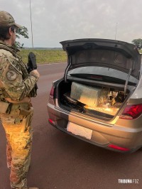 PRF recupera carro roubado e apreende drogas em Medianeira PRF recupera carro roubado e apreende drogas em Medianeira