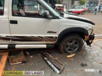 Mulher é ejetada de veículo após acidente de trânsito no centro de Missal Mulher é ejetada de veículo após acidente de trânsito no centro de Missal