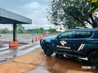 Bombeiros resgatam cachorrinho que caiu em bueiro na aduana brasileira em Foz do Iguaçu Bombeiros resgatam cachorrinho que caiu em bueiro na aduana brasileira em Foz do Iguaçu