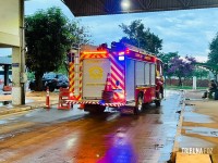 Bombeiros resgatam cachorrinho que caiu em bueiro na aduana brasileira em Foz do Iguaçu Bombeiros resgatam cachorrinho que caiu em bueiro na aduana brasileira em Foz do Iguaçu