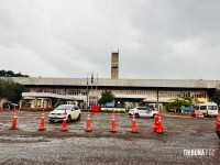 Bombeiros resgatam cachorrinho que caiu em bueiro na aduana brasileira em Foz do Iguaçu Bombeiros resgatam cachorrinho que caiu em bueiro na aduana brasileira em Foz do Iguaçu