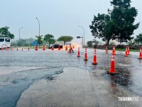 Bombeiros resgatam cachorrinho que caiu em bueiro na aduana brasileira em Foz do Iguaçu Bombeiros resgatam cachorrinho que caiu em bueiro na aduana brasileira em Foz do Iguaçu