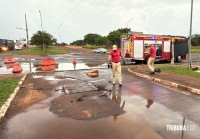Bombeiros resgatam cachorrinho que caiu em bueiro na aduana brasileira em Foz do Iguaçu Bombeiros resgatam cachorrinho que caiu em bueiro na aduana brasileira em Foz do Iguaçu