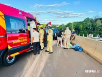 Van paraguaia tomba na BR-277 sobre o viaduto da Av. Costa e Silva e deixa três pessoas feridas em Foz do Iguaçu Van paraguaia tomba na BR-277 sobre o viaduto da Av. Costa e Silva e deixa três pessoas feridas em Foz do Iguaçu