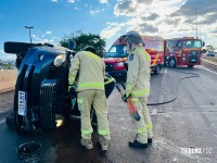 Van paraguaia tomba na BR-277 sobre o viaduto da Av. Costa e Silva e deixa três pessoas feridas em Foz do Iguaçu Van paraguaia tomba na BR-277 sobre o viaduto da Av. Costa e Silva e deixa três pessoas feridas em Foz do Iguaçu