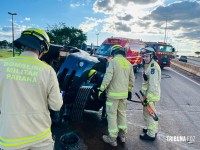 Van paraguaia tomba na BR-277 sobre o viaduto da Av. Costa e Silva e deixa três pessoas feridas em Foz do Iguaçu Van paraguaia tomba na BR-277 sobre o viaduto da Av. Costa e Silva e deixa três pessoas feridas em Foz do Iguaçu