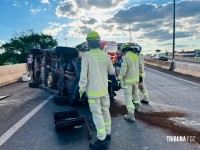 Van paraguaia tomba na BR-277 sobre o viaduto da Av. Costa e Silva e deixa três pessoas feridas em Foz do Iguaçu Van paraguaia tomba na BR-277 sobre o viaduto da Av. Costa e Silva e deixa três pessoas feridas em Foz do Iguaçu