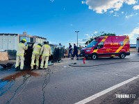 Van paraguaia tomba na BR-277 sobre o viaduto da Av. Costa e Silva e deixa três pessoas feridas em Foz do Iguaçu Van paraguaia tomba na BR-277 sobre o viaduto da Av. Costa e Silva e deixa três pessoas feridas em Foz do Iguaçu