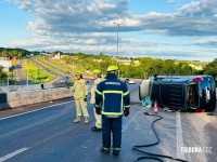 Van paraguaia tomba na BR-277 sobre o viaduto da Av. Costa e Silva e deixa três pessoas feridas em Foz do Iguaçu Van paraguaia tomba na BR-277 sobre o viaduto da Av. Costa e Silva e deixa três pessoas feridas em Foz do Iguaçu