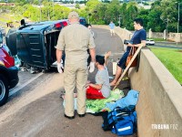 Van paraguaia tomba na BR-277 sobre o viaduto da Av. Costa e Silva e deixa três pessoas feridas em Foz do Iguaçu Van paraguaia tomba na BR-277 sobre o viaduto da Av. Costa e Silva e deixa três pessoas feridas em Foz do Iguaçu
