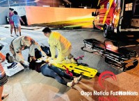 Motociclista atropela cachorro e passageira fica ferida; Animal também se machuca Motociclista atropela cachorro e passageira fica ferida; Animal também se machuca