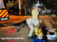 Motociclista atropela cachorro e passageira fica ferida; Animal também se machuca Motociclista atropela cachorro e passageira fica ferida; Animal também se machuca