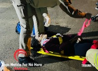 Motociclista atropela cachorro e passageira fica ferida; Animal também se machuca Motociclista atropela cachorro e passageira fica ferida; Animal também se machuca