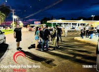 Mulher arrasta motocicleta por 200 metros após acidente na BR-277; motociclista e passageiro ficam feridos Mulher arrasta motocicleta por 200 metros após acidente na BR-277; motociclista e passageiro ficam feridos