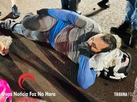 Mulher arrasta motocicleta por 200 metros após acidente na BR-277; motociclista e passageiro ficam feridos Mulher arrasta motocicleta por 200 metros após acidente na BR-277; motociclista e passageiro ficam feridos