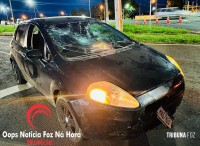 Mulher arrasta motocicleta por 200 metros após acidente na BR-277; motociclista e passageiro ficam feridos Mulher arrasta motocicleta por 200 metros após acidente na BR-277; motociclista e passageiro ficam feridos