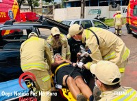 Colisão entre dois carros na marginal da BR-277 deixa duas pessoas feridas Colisão entre dois carros na marginal da BR-277 deixa duas pessoas feridas