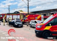 Colisão entre dois carros na marginal da BR-277 deixa duas pessoas feridas Colisão entre dois carros na marginal da BR-277 deixa duas pessoas feridas