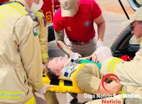 Colisão entre dois carros na marginal da BR-277 deixa duas pessoas feridas Colisão entre dois carros na marginal da BR-277 deixa duas pessoas feridas