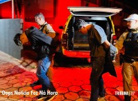 Polícia Militar intercepta duas caminhonetes roubadas e prende duas pessoas Polícia Militar intercepta duas caminhonetes roubadas e prende duas pessoas