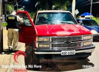 Polícia Militar intercepta duas caminhonetes roubadas e prende duas pessoas Polícia Militar intercepta duas caminhonetes roubadas e prende duas pessoas