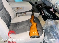 Polícia Militar intercepta duas caminhonetes roubadas e prende duas pessoas Polícia Militar intercepta duas caminhonetes roubadas e prende duas pessoas