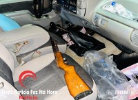 Polícia Militar intercepta duas caminhonetes roubadas e prende duas pessoas Polícia Militar intercepta duas caminhonetes roubadas e prende duas pessoas