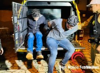 Polícia Militar intercepta duas caminhonetes roubadas e prende duas pessoas Polícia Militar intercepta duas caminhonetes roubadas e prende duas pessoas