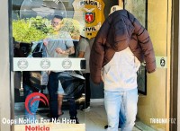 DENARC prende quatro pessoas e apreende 233 Kg de maconha na BR-277 após investigação DENARC prende quatro pessoas e apreende 233 Kg de maconha na BR-277 após investigação