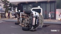 Caminhote capota após colisão no centro de Foz do Iguaçu Caminhote capota após colisão no centro de Foz do Iguaçu