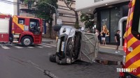 Caminhote capota após colisão no centro de Foz do Iguaçu Caminhote capota após colisão no centro de Foz do Iguaçu