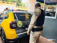 Estelionatário do Rio de Janeiro é preso pela PM ao tentar sacar dinheiro em agência bancária no centro de Foz do Iguaçu Estelionatário do Rio de Janeiro é preso pela PM ao tentar sacar dinheiro em agência bancária no centro de Foz do Iguaçu