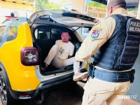 Estelionatário do Rio de Janeiro é preso pela PM ao tentar sacar dinheiro em agência bancária no centro de Foz do Iguaçu Estelionatário do Rio de Janeiro é preso pela PM ao tentar sacar dinheiro em agência bancária no centro de Foz do Iguaçu