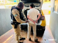 Estelionatário do Rio de Janeiro é preso pela PM ao tentar sacar dinheiro em agência bancária no centro de Foz do Iguaçu Estelionatário do Rio de Janeiro é preso pela PM ao tentar sacar dinheiro em agência bancária no centro de Foz do Iguaçu