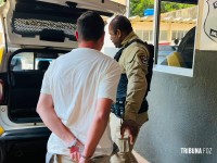 Estelionatário do Rio de Janeiro é preso pela PM ao tentar sacar dinheiro em agência bancária no centro de Foz do Iguaçu Estelionatário do Rio de Janeiro é preso pela PM ao tentar sacar dinheiro em agência bancária no centro de Foz do Iguaçu