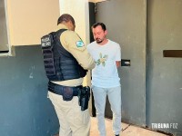 Estelionatário do Rio de Janeiro é preso pela PM ao tentar sacar dinheiro em agência bancária no centro de Foz do Iguaçu Estelionatário do Rio de Janeiro é preso pela PM ao tentar sacar dinheiro em agência bancária no centro de Foz do Iguaçu