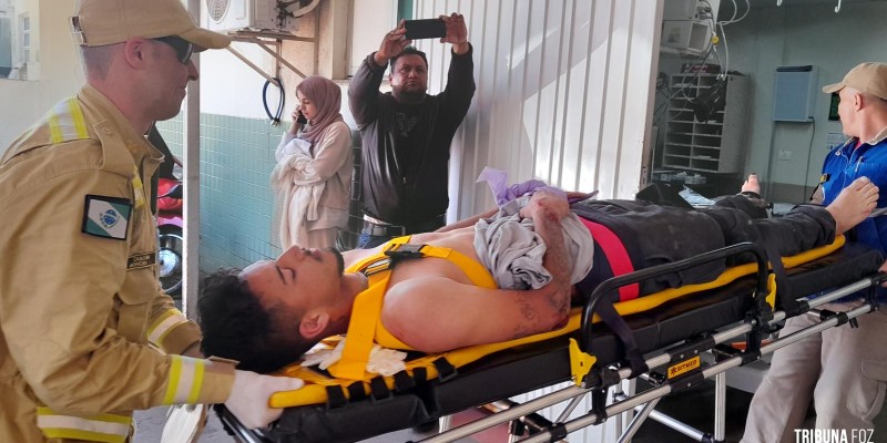 Siate socorre motociclista após colisão entre duas motos no Bairro Morumbi Siate socorre motociclista após colisão entre duas motos no Bairro Morumbi