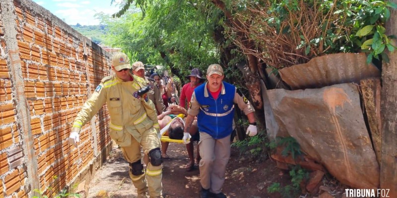 Siate socorre vítima eletrocutada na Favela da Sadia Siate socorre vítima eletrocutada na Favela da Sadia