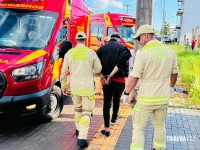 Ladrões de moto se dão mal após fugirem da Policia Militar. Um foi baleado e outro preso na Av. Andradina Ladrões de moto se dão mal após fugirem da Policia Militar. Um foi baleado e outro preso na Av. Andradina