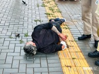 Ladrões de moto se dão mal após fugirem da Policia Militar. Um foi baleado e outro preso na Av. Andradina Ladrões de moto se dão mal após fugirem da Policia Militar. Um foi baleado e outro preso na Av. Andradina