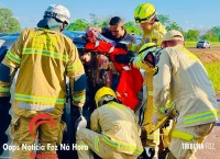 Colisão seguido de tombamento mobiliza Siate, Samu e o Corpo de Bombeiros na Av. Perimetral Leste Colisão seguido de tombamento mobiliza Siate, Samu e o Corpo de Bombeiros na Av. Perimetral Leste