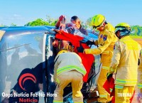 Colisão seguido de tombamento mobiliza Siate, Samu e o Corpo de Bombeiros na Av. Perimetral Leste Colisão seguido de tombamento mobiliza Siate, Samu e o Corpo de Bombeiros na Av. Perimetral Leste